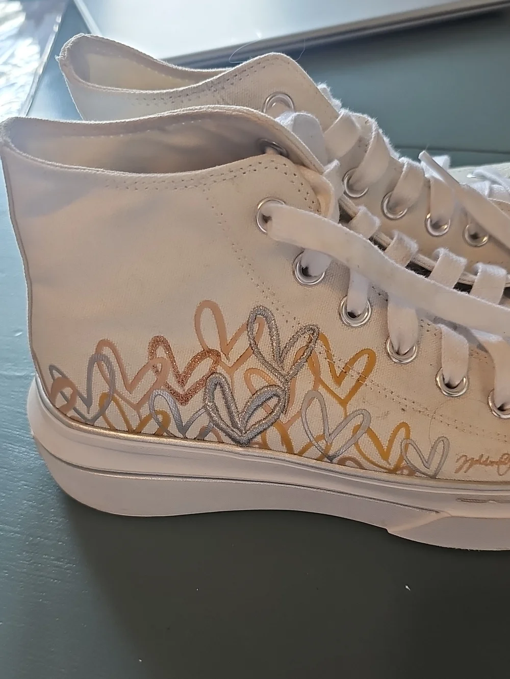 Sketchers Canvas High-Top Sneakers in White with Metallic Heart Accents. Size 8